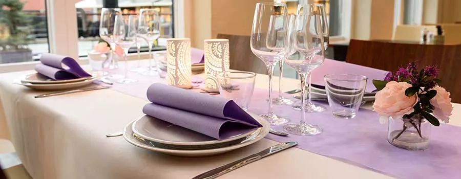 Lilla/Hvid Borddækning