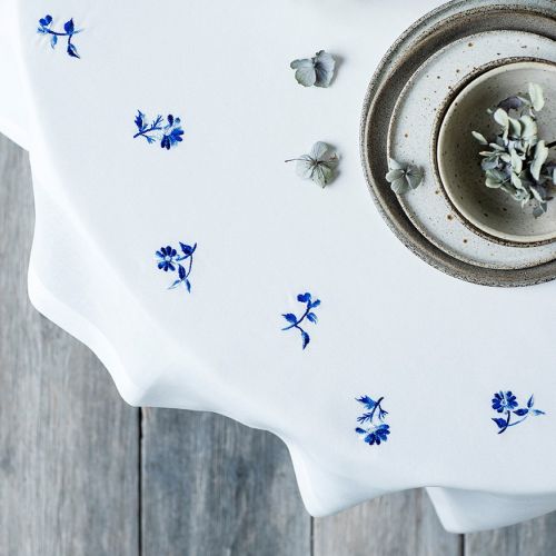 Langkilde & Søn Hvid Stofdug m. Blå Blomst 120x120cm