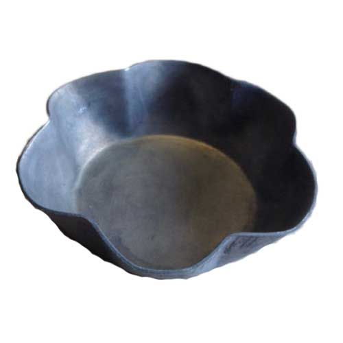 Fyrfadsstage i zink med bølget kant