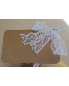 Bordkort i genbrugspapir med hvid klemme og blonde 7,5x4,5 cm